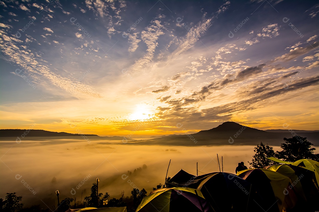 Paisagem do ponto de vista do pôr do sol e da montanha na província de Phetchabun, Tailândia.