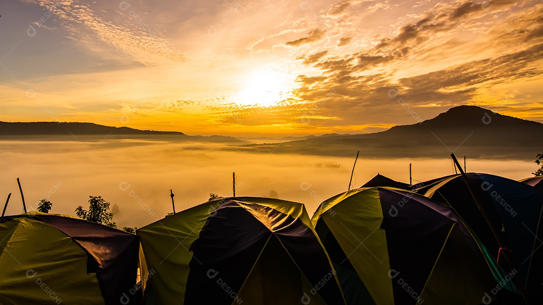 Paisagem do ponto de vista do pôr do sol e da montanha na província de Phetchabun, Tailândia.