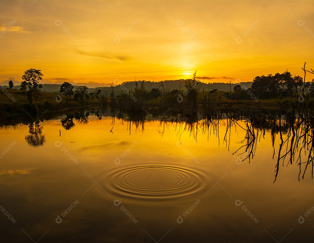 pôr do sol e reflexo da água