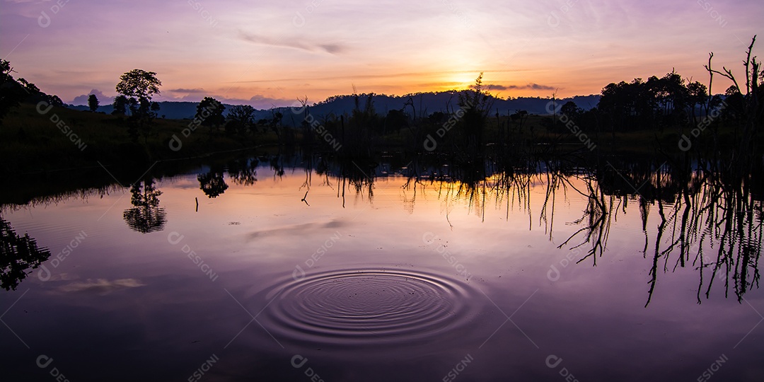 pôr do sol e reflexo da água