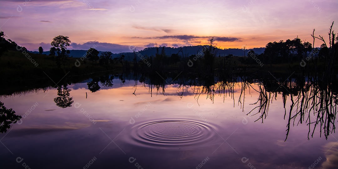 pôr do sol e reflexo da água