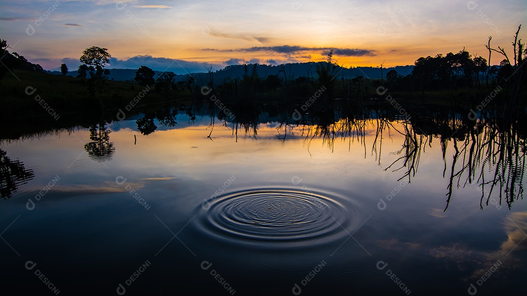 pôr do sol e reflexo da água