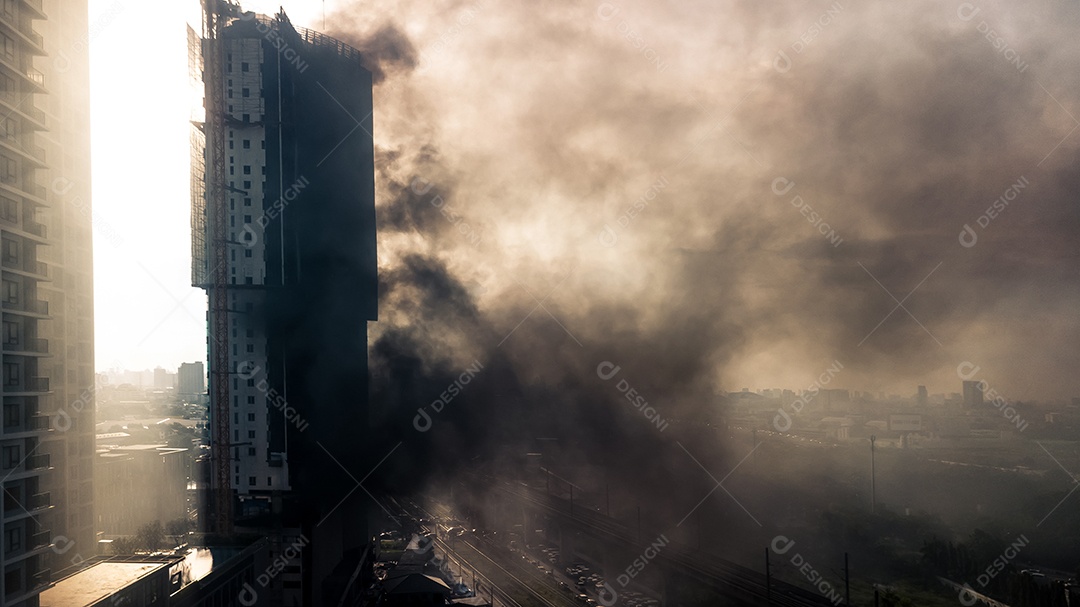 incêndio em um prédio alto.