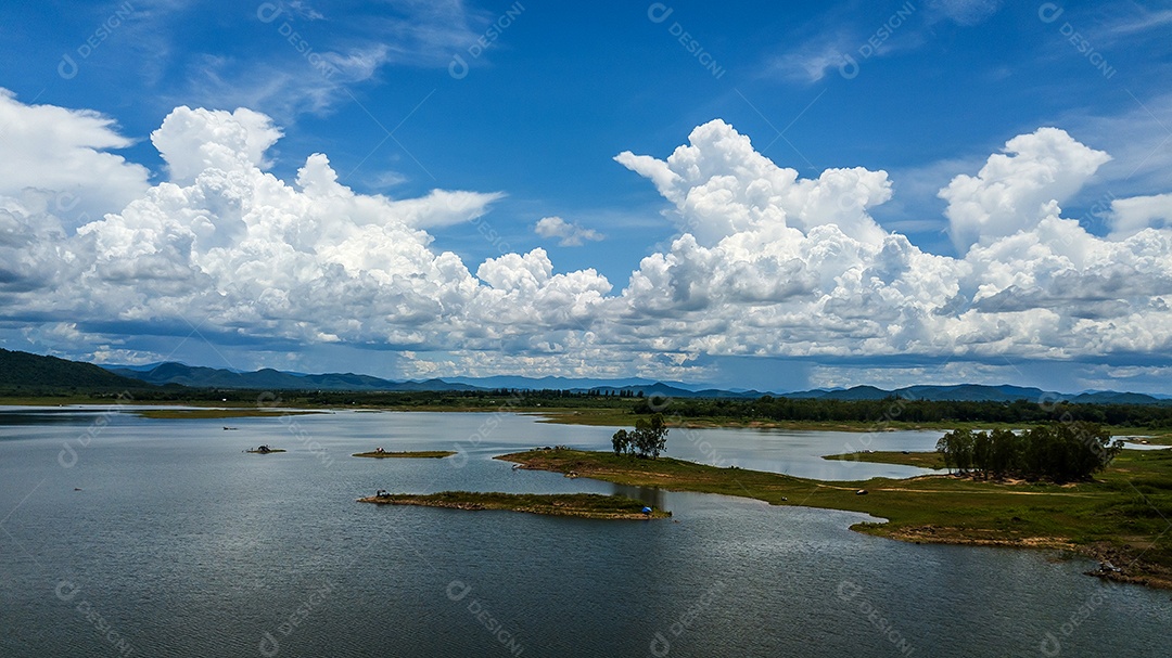 Vista aérea de alto ângulo da barragem do reservatório com lindo céu, Tailândia