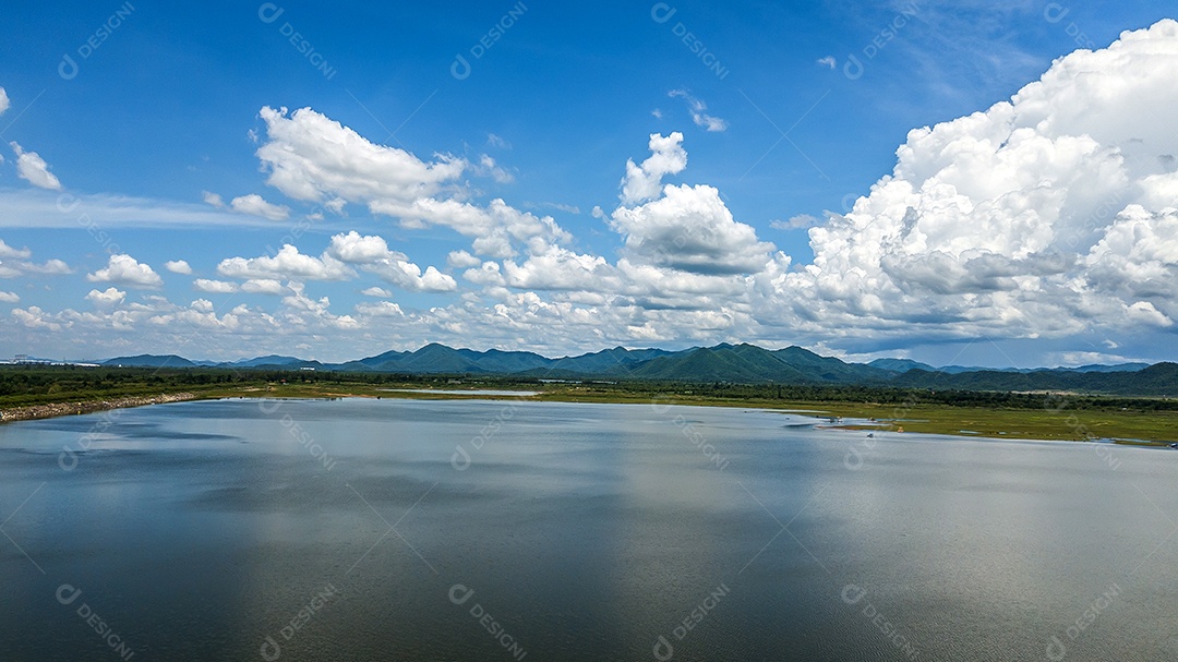 Vista aérea de alto ângulo da barragem do reservatório com lindo céu, Tailândia