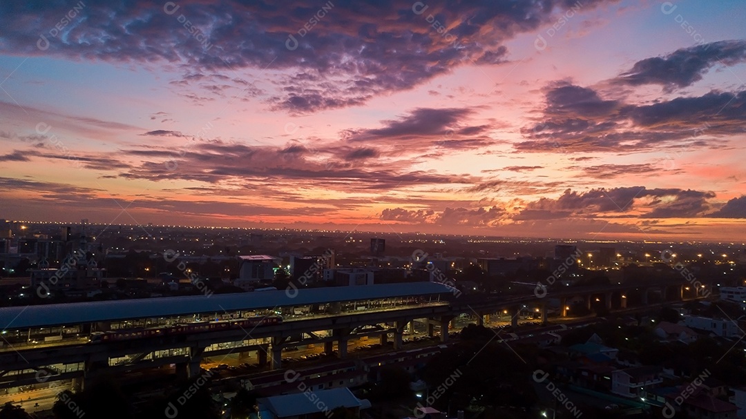 Fundo do conceito de céu colorido: pôr do sol dramático com céu de cor crepuscular e nuvens.