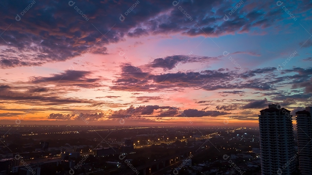 Fundo do conceito de céu colorido: pôr do sol dramático com céu de cor crepuscular e nuvens.