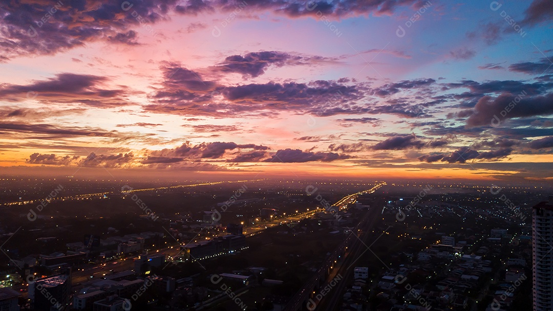 Fundo do conceito de céu colorido: pôr do sol dramático com céu de cor crepuscular e nuvens.