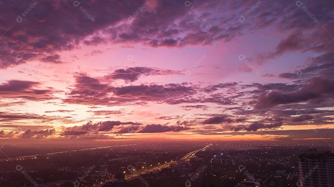 Fundo do conceito de céu colorido: pôr do sol dramático com céu de cor crepuscular e nuvens.