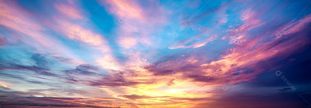 Imagem de longa exposição do mar e do céu na Hora do Crepúsculo