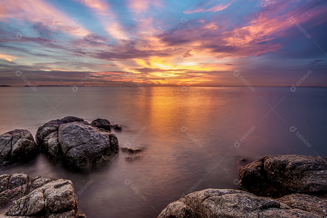 Imagem de longa exposição do mar e do céu na Hora do Crepúsculo