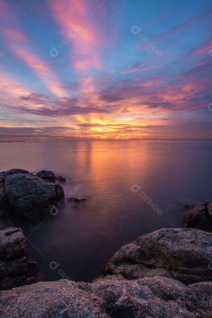 Imagem de longa exposição do mar e do céu na Hora do Crepúsculo