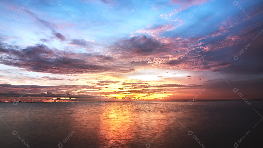 Céu e nuvens na hora do crepúsculo