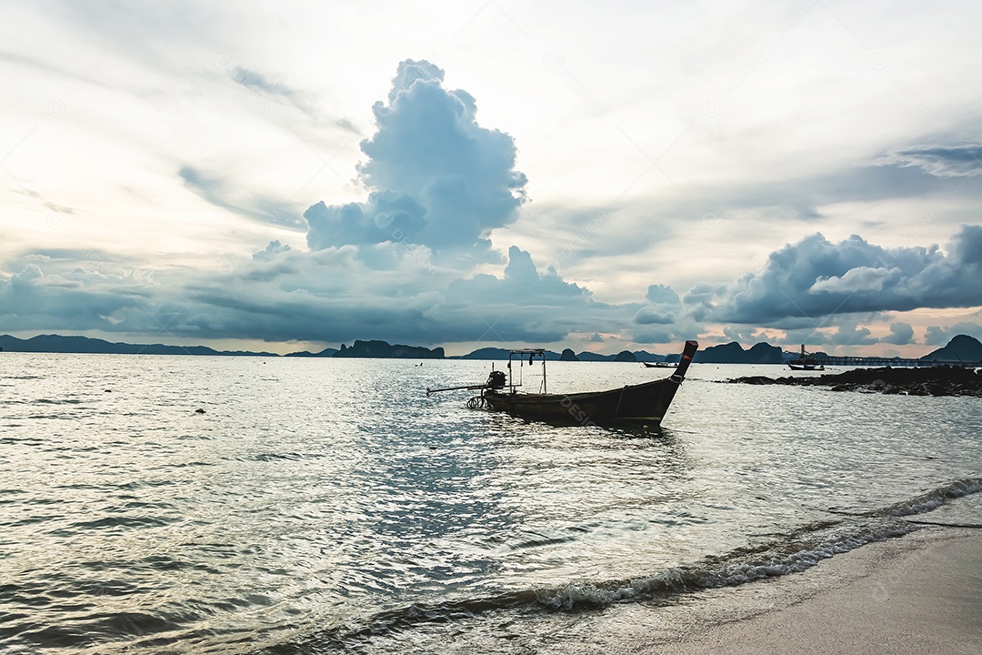 Barco de pesca no mar, Krabi Tailândia