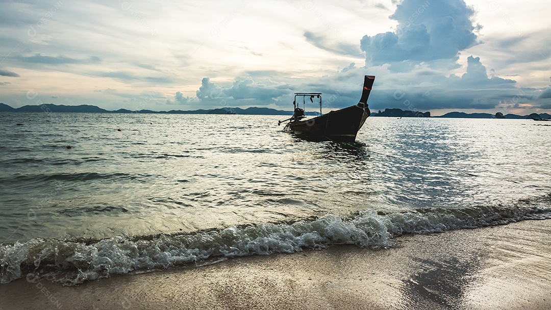 Barco de pesca no mar, Krabi Tailândia