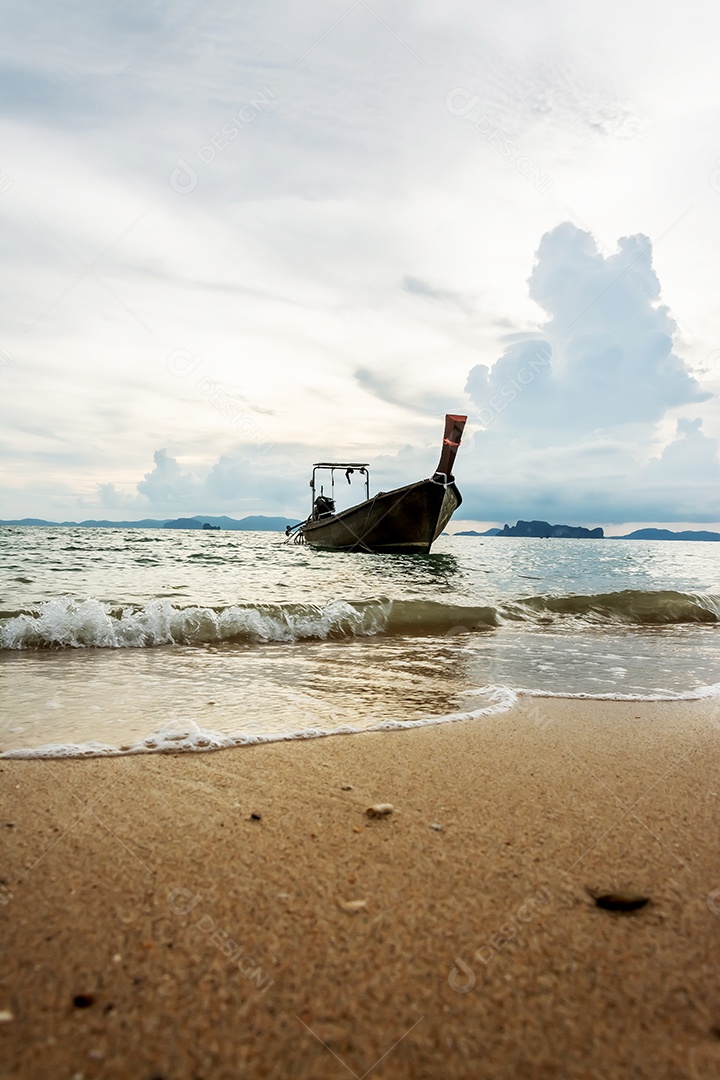 Barco de pesca no mar, Krabi Tailândia