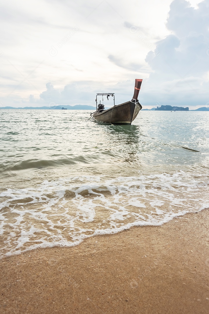 Barco de pesca no mar, Krabi Tailândia