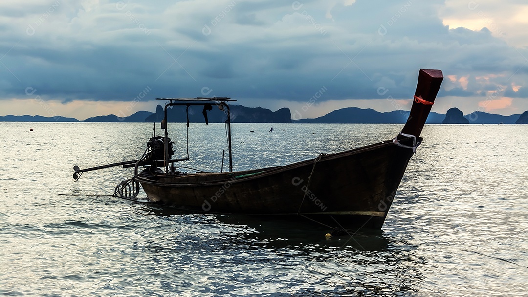 Barco de pesca no mar, Krabi Tailândia