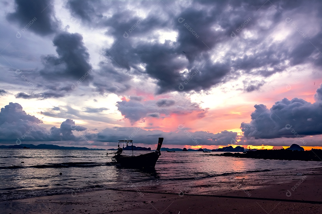 Belo pôr do sol com barco de pesca, Krabi Tailândia