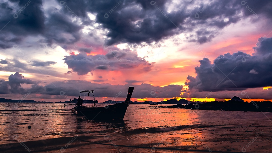 Belo pôr do sol com barco de pesca, Krabi Tailândia