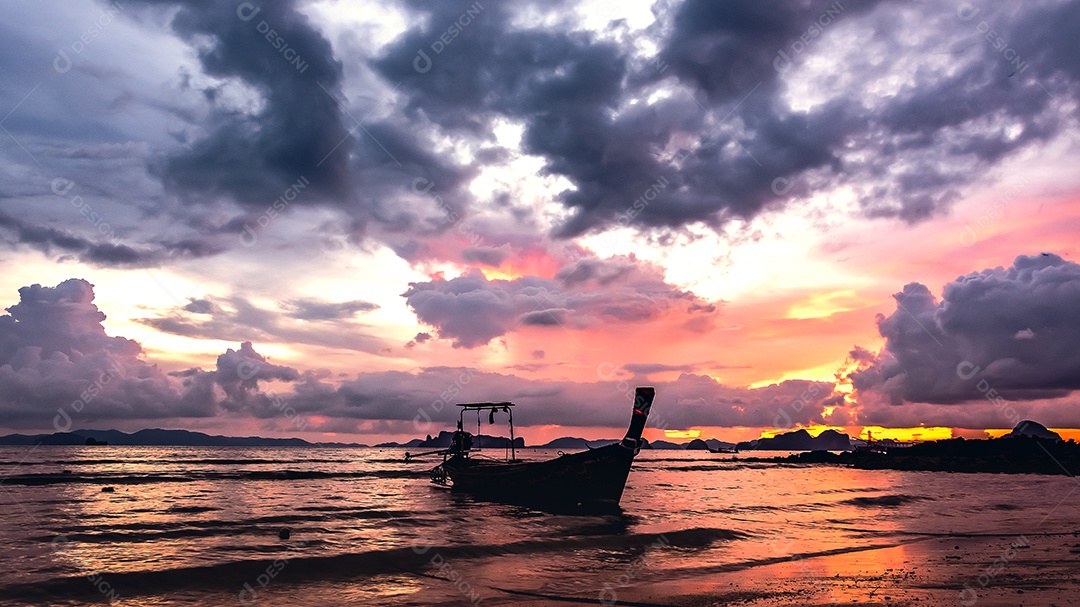 Belo pôr do sol com barco de pesca, Krabi Tailândia