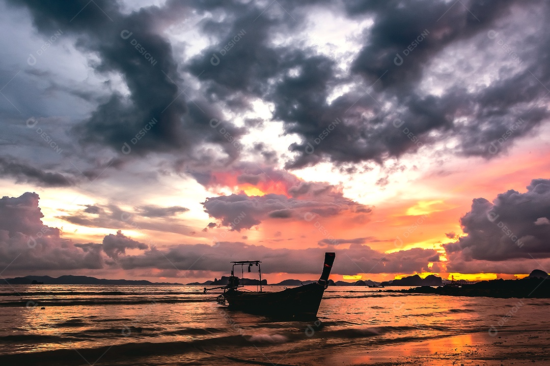 Belo pôr do sol com barco de pesca, Krabi Tailândia