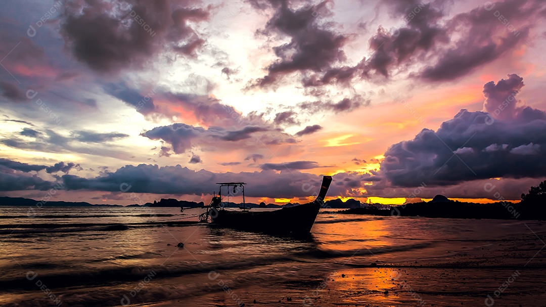 Belo pôr do sol com barco de pesca, Krabi Tailândia