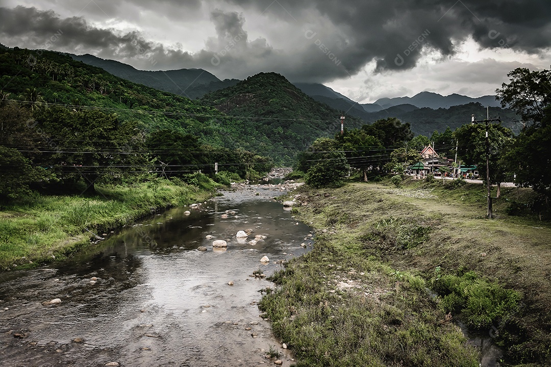 Paisagem selvagem do rio da floresta. Fluxo de rio selvagem rochas fluindo, Tailândia