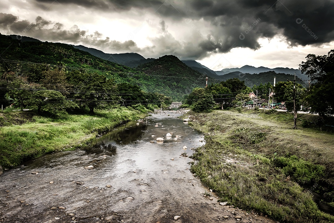 Paisagem selvagem do rio da floresta. Fluxo de rio selvagem rochas fluindo, Tailândia