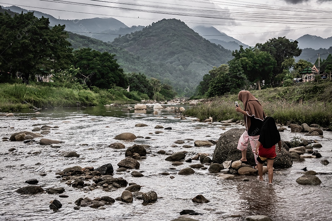 Paisagem selvagem do rio da floresta. Fluxo de rio selvagem rochas fluindo, Tailândia