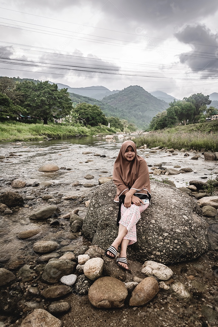 Mulher sobre selva rio da floresta. Fluxo de rio selvagem rochas fluindo, Tailândia