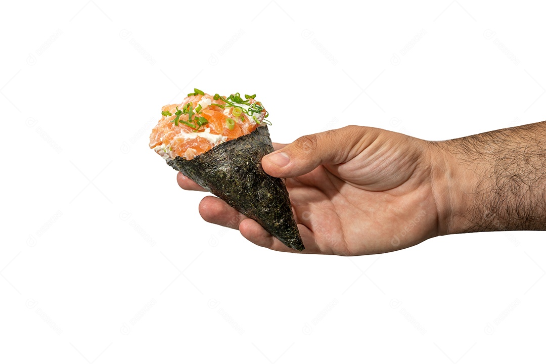mão segurando temaki grande em fundo branco