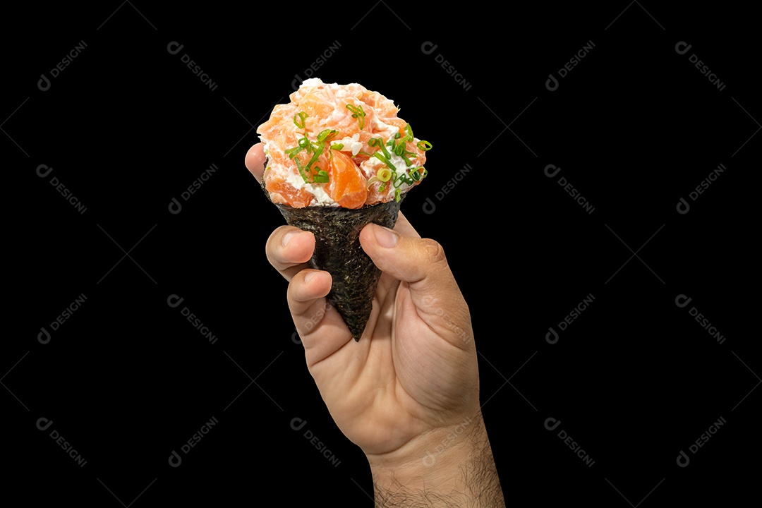 mão segurando temaki grande em fundo preto