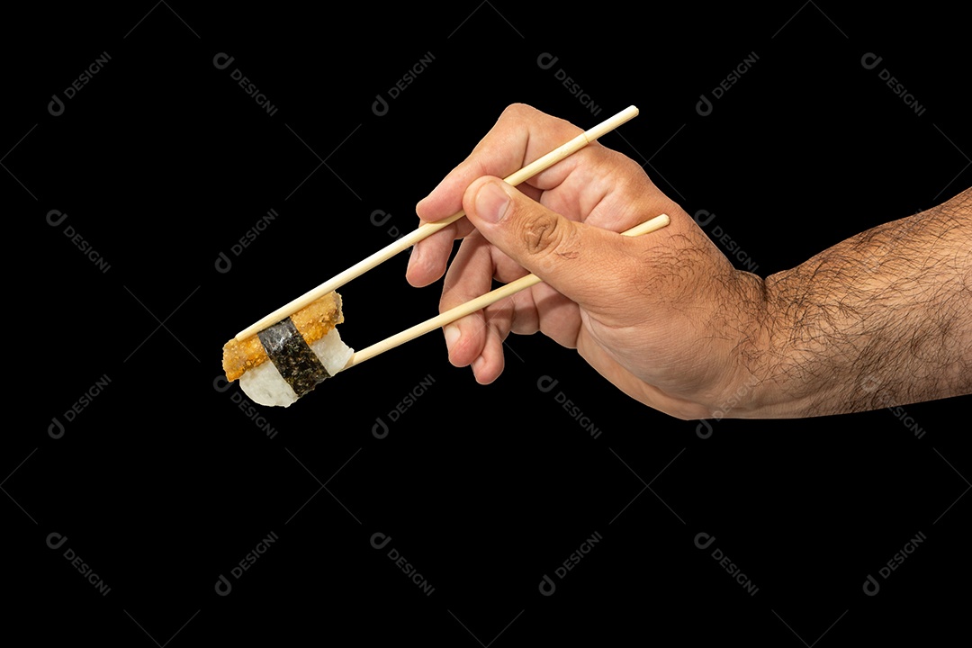 mao segurando sushi skin com pauzinho ou hashi em fundo preto