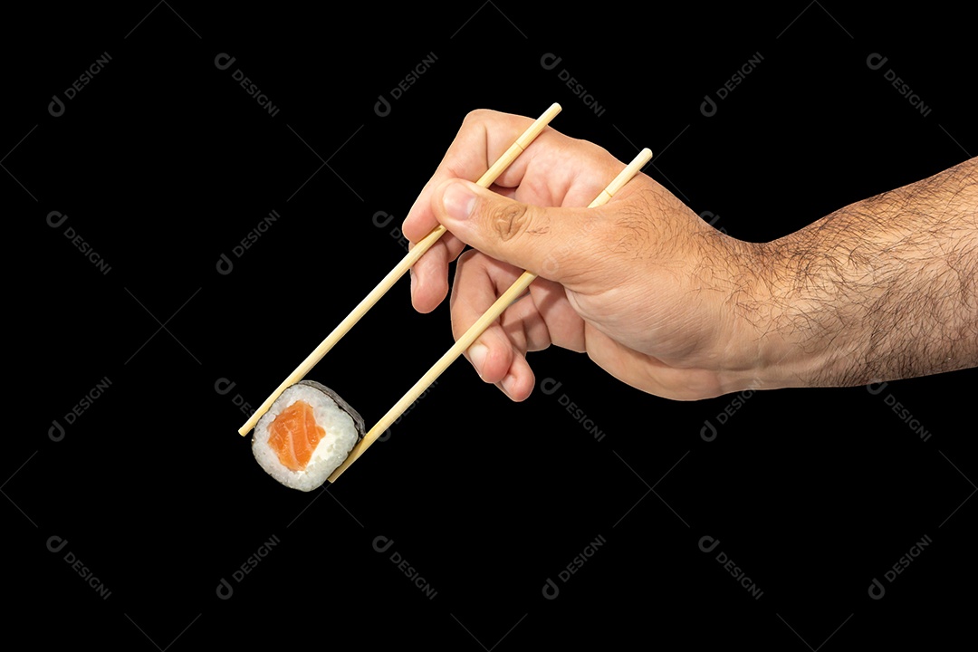 mão segurando sushi skin com pauzinho ou hashi em fundo preto