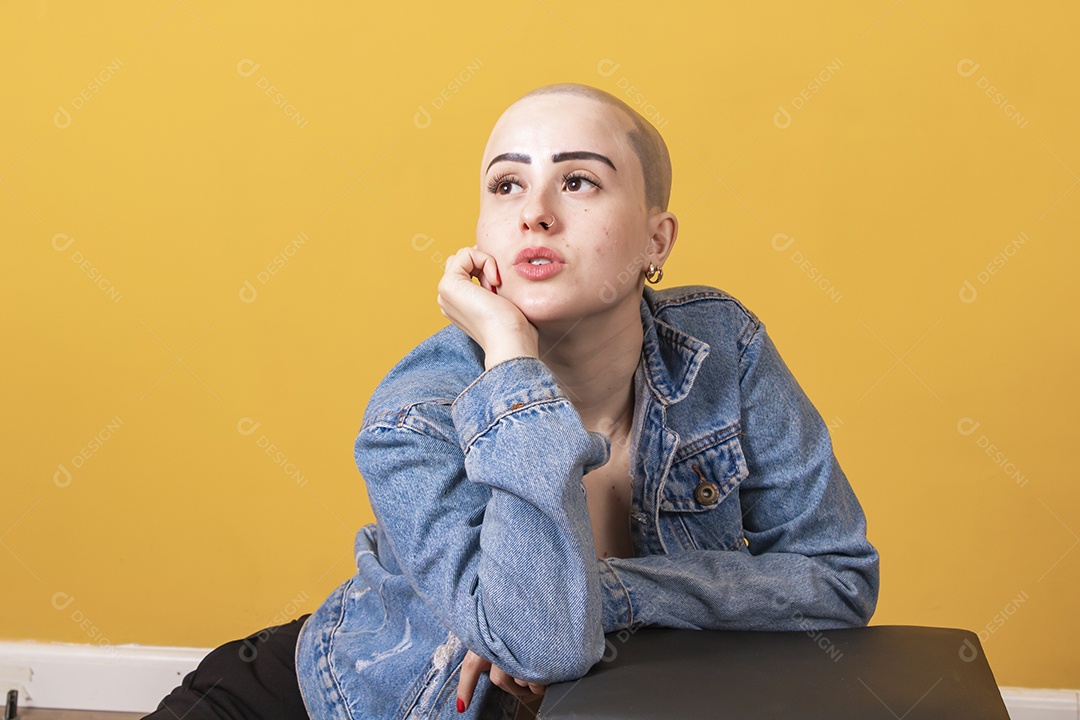 Linda mulher jovem careca,  em conceito outubro rosa