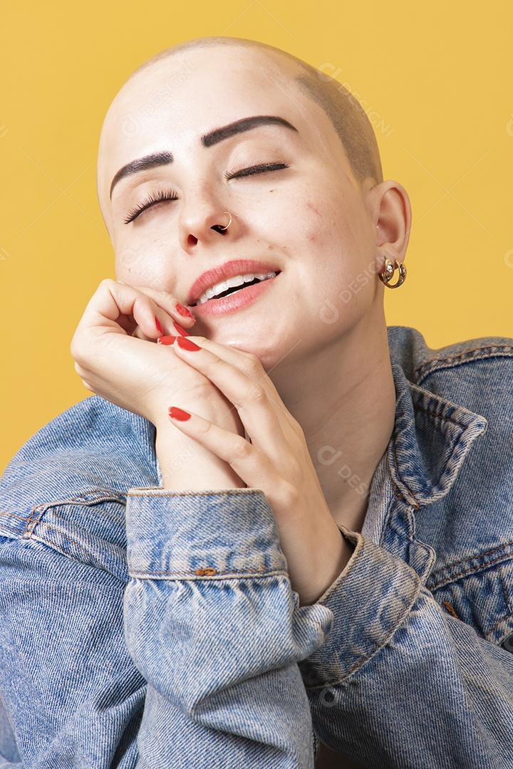 Linda mulher jovem careca,  em conceito outubro rosa