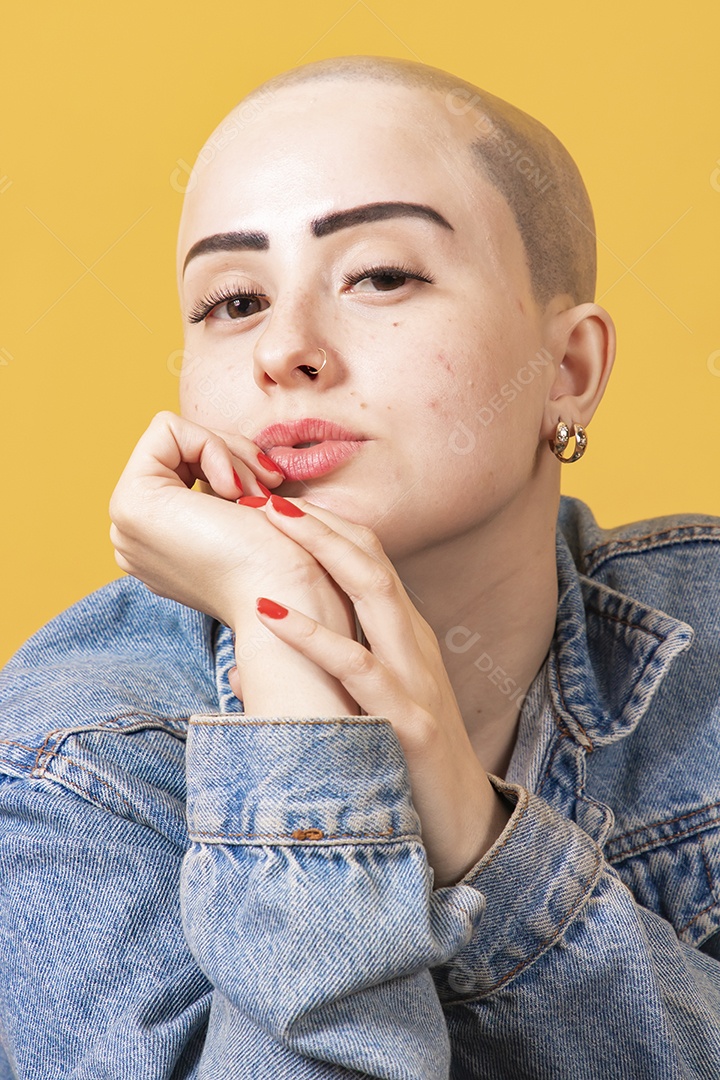 Linda mulher jovem careca,  em conceito outubro rosa