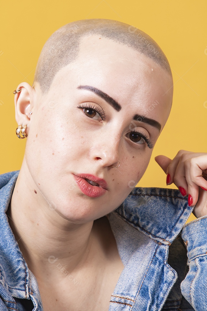 Linda mulher jovem careca,  em conceito outubro rosa