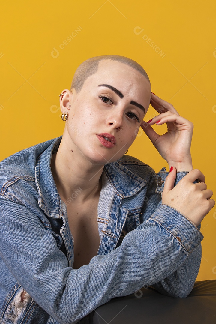 Linda mulher jovem careca,  em conceito outubro rosa