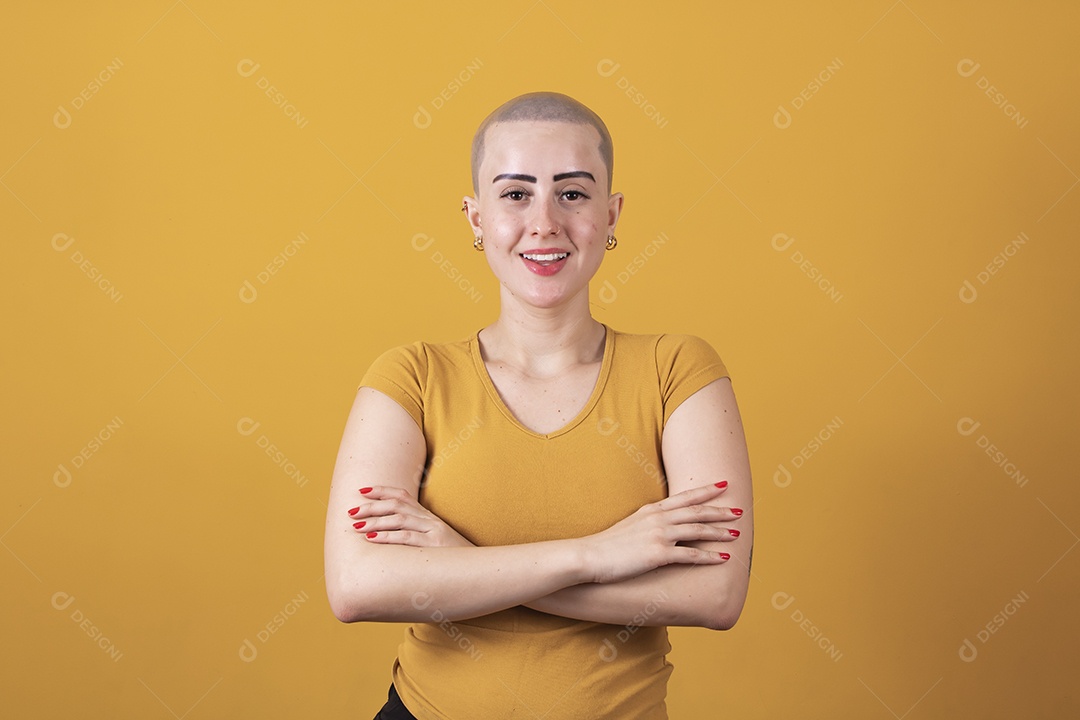 Linda mulher jovem careca,  em conceito outubro rosa