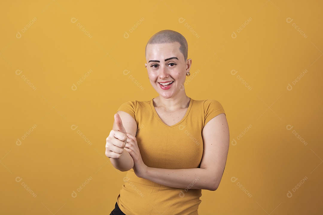 Linda mulher jovem careca,  em conceito outubro rosa