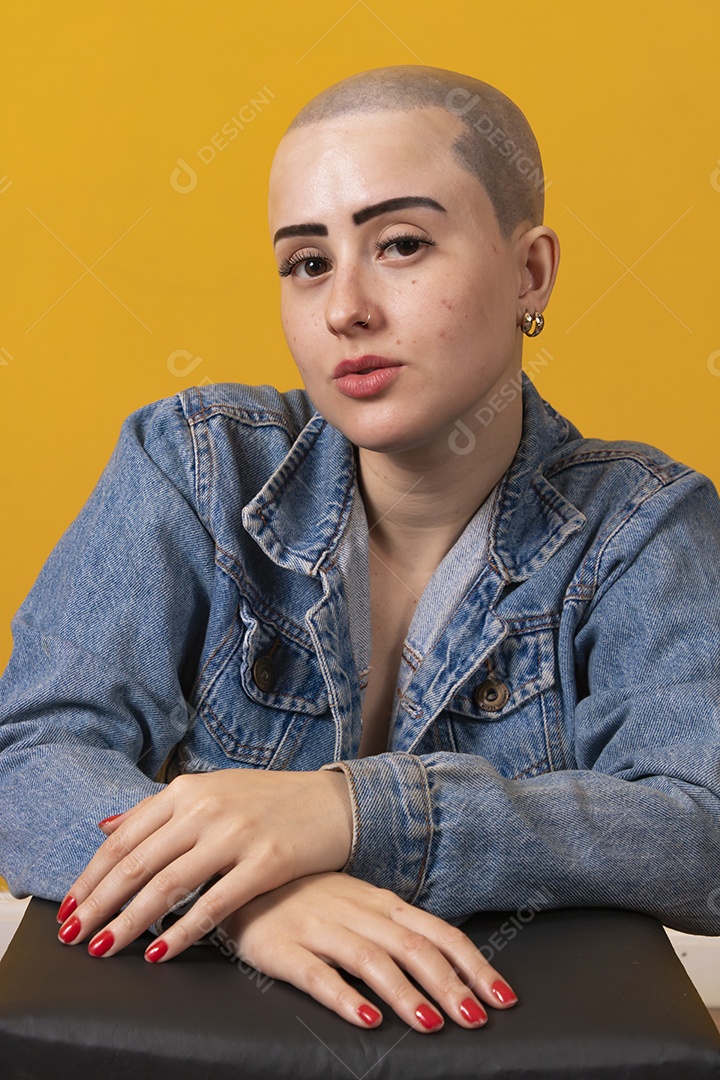 Linda mulher jovem careca,  em conceito outubro rosa