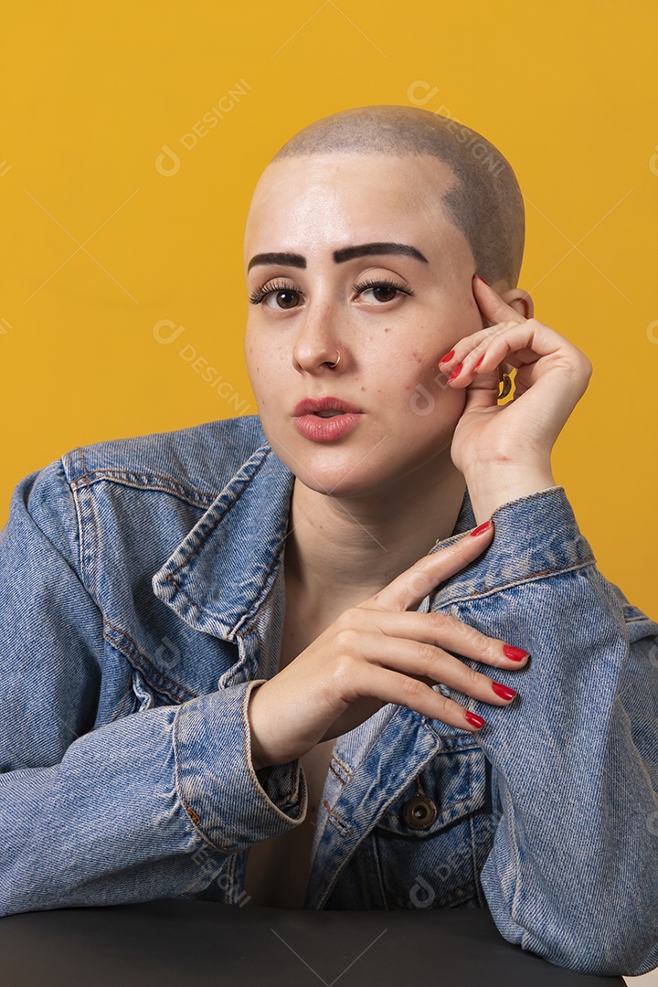 Linda mulher jovem careca,  em conceito outubro rosa