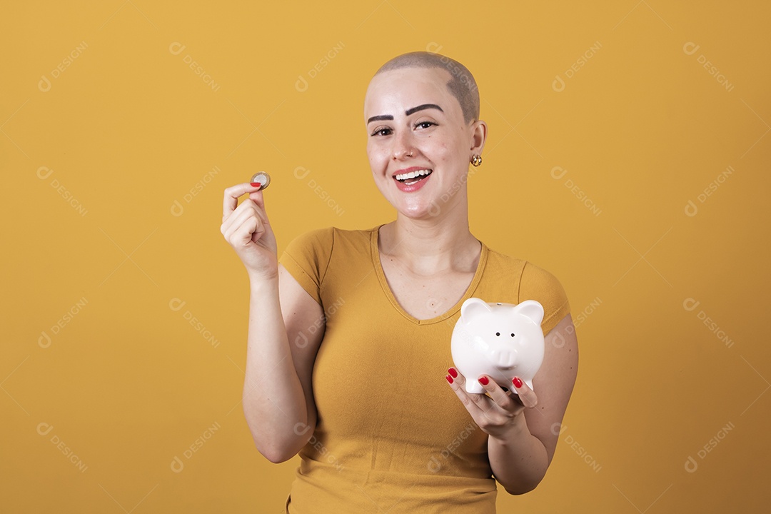 Linda mulher jovem careca, em conceito outubro rosa