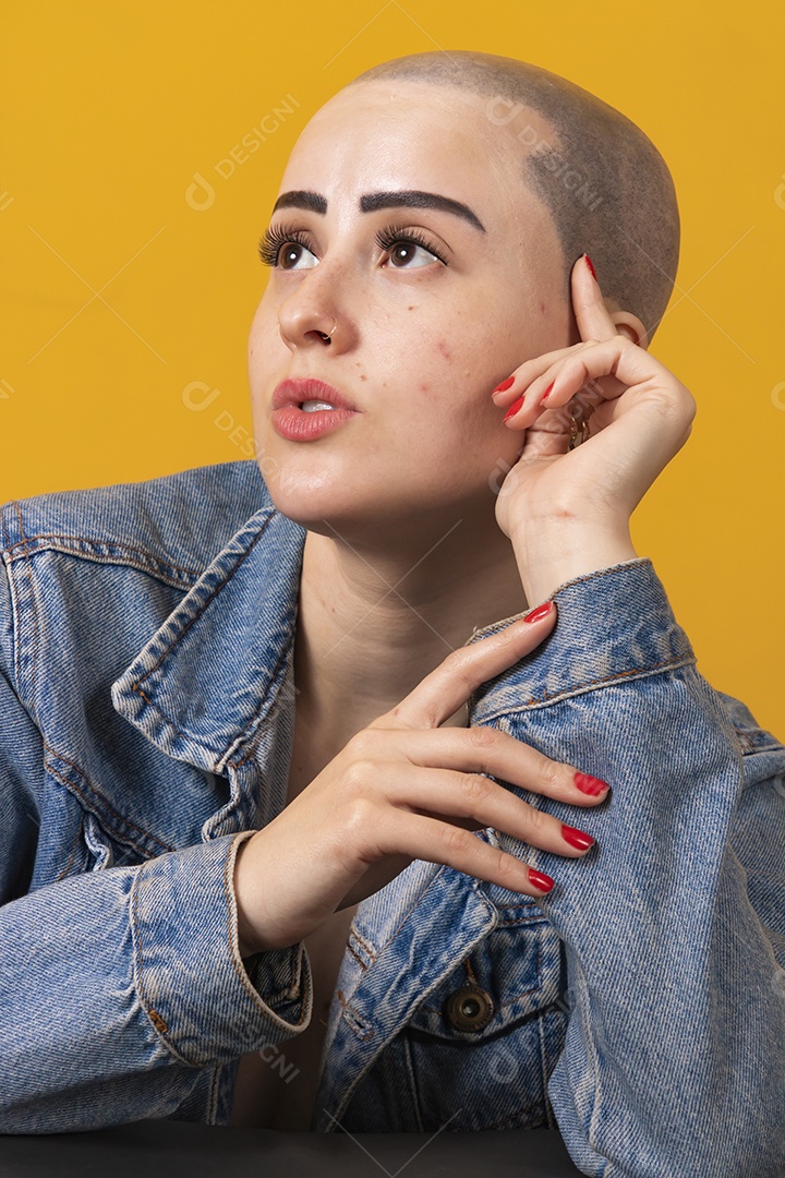 Linda mulher jovem careca,  em conceito outubro rosa