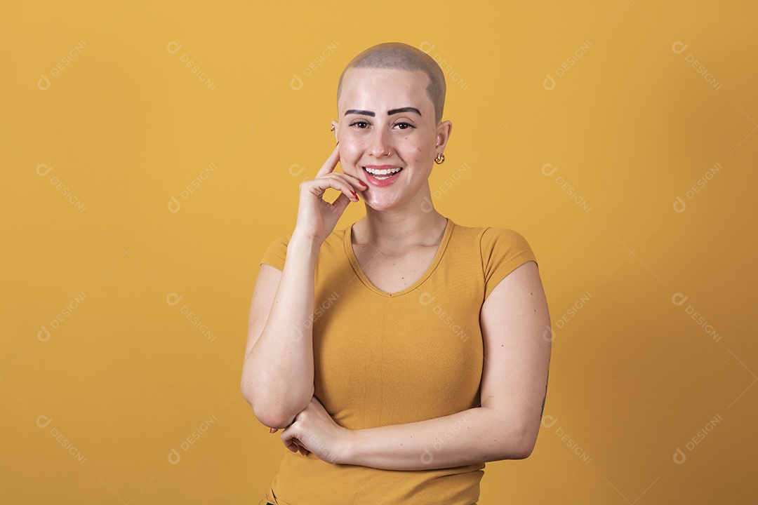 Linda mulher jovem careca,  em conceito outubro rosa