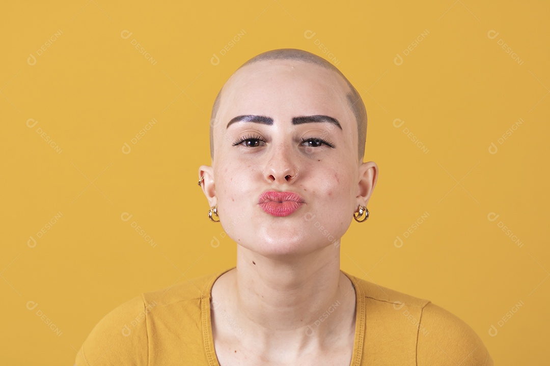 Linda mulher jovem careca,  em conceito outubro rosa