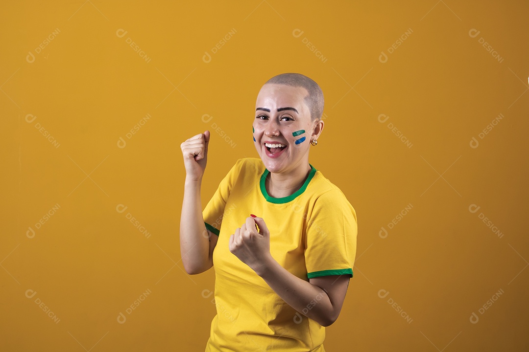 Linda mulher jovem careca usando camiseta do Brasil, torcedora do Brasileira, conceito outubro rosa