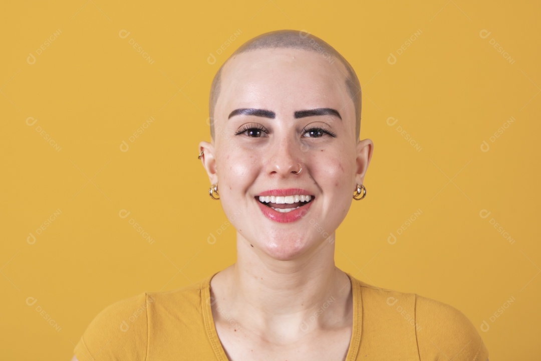 Linda mulher jovem careca,  em conceito outubro rosa